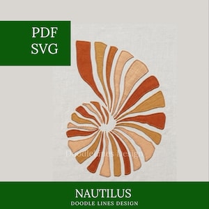 Może przedstawiać: Cyfrowy plik projektowy z grafiką muszli łodzika w odcieniach rdzy, pomarańczu i beżu. Projekt zawiera tekst PDF, SVG, NAUTILUS oraz DOODLE LINES DESIGN. Muszla łodzika składa się z segmentowych, zakrzywionych kształtów.