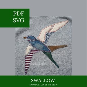 Puede incluir: Un fondo de tela gris con un diseño de aplique de golondrina hecho de varios retazos textiles. El pájaro está construido con mezclilla azul, tela crema, floral y a rayas. El texto dice PDF SVG y SWALLOW DOODLE LINES DESIGN.