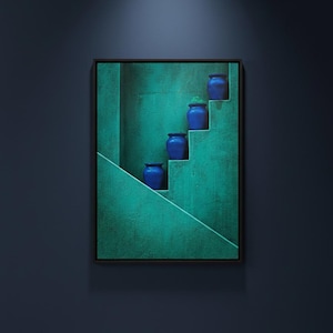 Puede incluir: Impresión artística enmarcada que muestra una escalera turquesa con cuatro macetas de cerámica azules. La obra de arte está colocada contra una pared azul oscuro, creando un contraste. Las macetas están dispuestas en los escalones.