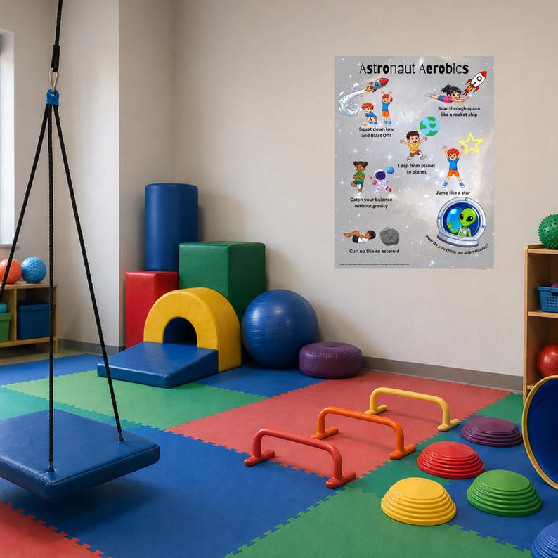 Op de afbeelding: Een kleurrijke kinderspeelplaats met een blauwe schommel, zacht speelgoed en een poster met de titel "Astronaut Aerobics". De vloer is bedekt met rode, blauwe en groene in elkaar grijpende matten. Verschillende vormen en maten van schuimblokken en ballen zijn verspreid door de kamer.