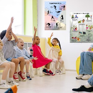 Op de afbeelding: Een klaslokaal met kinderen die hun handen opsteken. Twee educatieve posters zijn zichtbaar: "Superhero Skills" en "Jumpstart in the Jungle". De kinderen, gekleed in jurken en shirts, zitten op kleine stoelen.