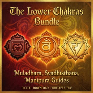 Może przedstawiać: Grafika do pobrania cyfrowego zatytułowana "The Lower Chakras Bundle". Obraz przedstawia trzy stylizowane symbole czakr w odcieniach brązu i złota, z nazwami Muladhara, Svadhisthana i Manipura poniżej. Zawiera również tekst "POBRANIE CYFROWE, PDF DO DRUKU".