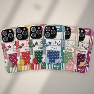 Personligt julskal med namn för iPhone 17 16 15, Samsung Galaxy S25 S24 och Pixel, Anpassat skal med patchworkmotiv