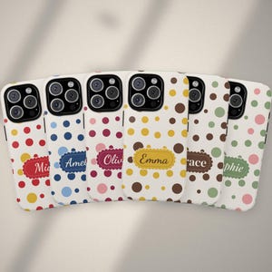 Funda personalizada de lunares con nombre para iPhone 17, 16 y 15, Samsung Galaxy S25, S24 y Pixel. Funda resistente personalizada en 6 colores.