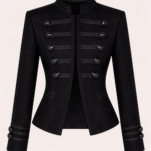 Könnte beinhalten: Schwarze Jacke im Militärstil mit hohem Kragen und dekorativen schwarzen Knöpfen. Die Jacke hat mehrere Knopfreihen auf der Vorderseite und an den Ärmeln mit schwarzen Zierdetails.