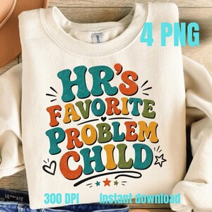 Könnte beinhalten: Cremefarbenes Sweatshirt mit dem Text "HR's FAVORITE PROBLEM CHILD" in Retro-Schrift. Das Design weist Farben wie Türkis, Orange, Gelb und Grün auf. Zusätzlicher Text enthält "4 PNG", "300 DPI" und "Sofort-Download".