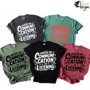 Puede incluir: Una colección de cinco camisetas de manga corta en varios colores: gris oscuro, verde, negro, verde oliva y granate. Cada camiseta presenta el texto "HOWEVER YOU COMMUNICATION @ I'M = LISTENING" en una fuente audaz y estilizada.