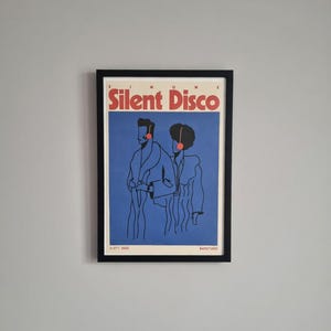 Puede incluir: Juego de tres tazas de cerámica con acabado mate moteado. Las tazas son de color crema, marrón claro y marrón oscuro. Cada taza tiene un diseño simple y minimalista, ideal para café o té.