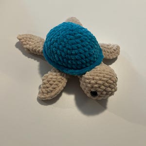 Tortue amigurumi crochetée à la main