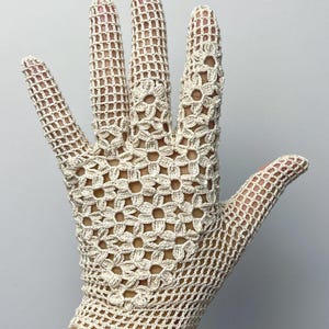 Könnte beinhalten: Ein Set aus drei Keramikbechern mit gesprenkelter, matter Oberfläche. Die Becher sind in Creme-, Hellgrau- und Dunkelgrautönen gehalten. Jeder Becher hat ein schlichtes, minimalistisches Design.