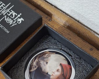 Espejo compacto de fantasía gótica: Arte de lobo y niña en trance lunar, espejo de bolsillo de bruja