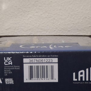 K&ouml;nnte beinhalten: Eine marineblaue Produktbox mit dem Namen "Corafine" in wei&szlig;er Schrift. Die Box zeigt das "LAIKA"-Logo und einen Barcode. Die Box enth&auml;lt auch den Text "367N061223".