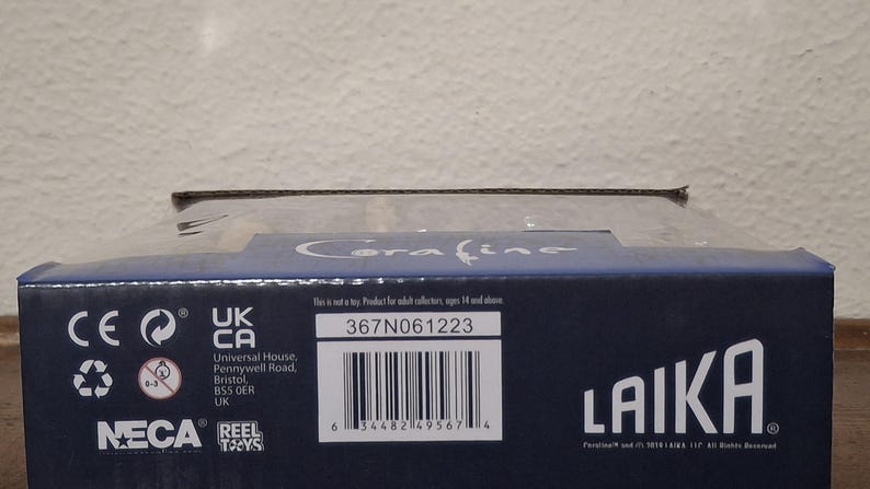 K&ouml;nnte beinhalten: Eine marineblaue Produktbox mit dem Namen "Corafine" in wei&szlig;er Schrift. Die Box zeigt das "LAIKA"-Logo und einen Barcode. Die Box enth&auml;lt auch den Text "367N061223".