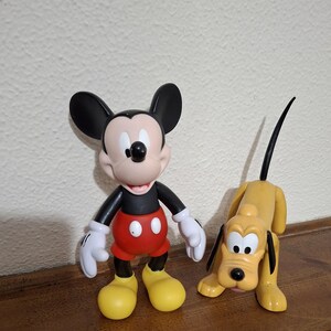 Conjunto de figuras vintage do Mickey Mouse e Pluto da Disney, década de 1990, colecionáveis com peças articuladas.