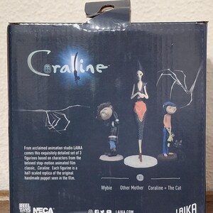 K&ouml;nnte beinhalten: Eine Box mit drei Coraline-Figuren. Die Box ist dunkelblau mit dem Titel "Coraline" in einer stilisierten Schriftart. Die Figuren umfassen Wybie, Other Mother und Coraline + The Cat.