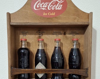 Coca-Cola 125-jähriges Jubiläum Limited Edition Set - Vintage Flaschenreplik - Holzrahmen Sammlerstück