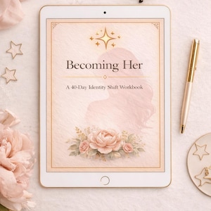 Peut inclure: Une tablette numérique affiche la couverture d'un cahier d'exercices intitulé "Becoming Her: A 40-Day Identity Shift Workbook". La couverture présente un motif floral et une silhouette. Des lunettes à monture dorée, un stylo et des étoiles décoratives sont également présents.