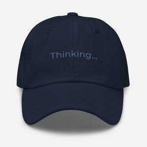 Cappellino da papà ricamato con la scritta "Pensatore", umorismo minimalista sull'IA, cappellino con battuta tecnologica, regalo per programmatori nerd
