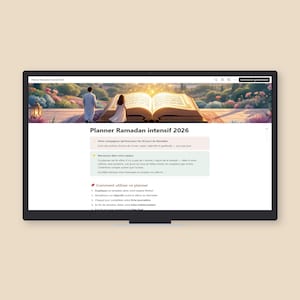 Könnte beinhalten: Ein Computermonitor zeigt eine Webseite mit dem Titel "Planner Ramadan intensif 2026". Die Seite enthält französischen Text, einschließlich Anweisungen und ein Header-Bild eines Paares in der Nähe eines offenen Buches. Der Bildschirm befindet sich vor einem neutralen Hintergrund.
