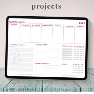 Könnte beinhalten: Rustikales Holzschild mit dem weißen Schriftzug "Welcome to our home". Das Schild hat eine Used-Optik und ein schlichtes, einladendes Design für die Haustür.