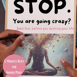 Könnte beinhalten: Ein Holz-Klemmbrett hält eine bedruckte Seite mit dem Wort „STOP“ in großen schwarzen Buchstaben. Der Text geht weiter mit „You are going crazy?“ und „Read this, before you destroy your life.“ Ein rosa Kreis lautet „5 MINUTES RESET FOR INNER PEACE“.