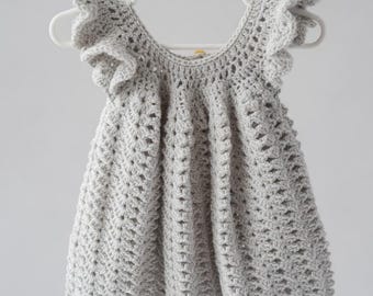 Lichtgrijze handgehaakte babyjurk – 6 maanden