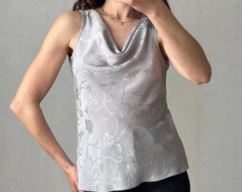 Vintage 90s Silber Graues Jacquard Top mit Wasserfallausschnitt, Ärmellose Viskose Bluse mit Blumenmuster, Minimalistischer Y2K Satin Style Tank Top, Grösse S