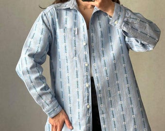 Vintage Schweizer Edelweiss Hemd, Überhemd aus schwerer, gebürsteter Baumwolle, Blau Folklore Floral Button Up, Alpine Heritage Chore Jacke, Größe S M L