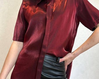 Vintage irisierende burgunder Bluse mit Schulterpolstern, 90er Jahre Minimalist Wein Satin Hemd, schimmernde Kurzarm-Knöpfe, Büro Sirene
