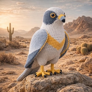 Puede incluir: Un juego de tres tazas de cerámica con acabado mate moteado. Las tazas son de color crema, gris claro y gris oscuro. Cada taza tiene un diseño simple y minimalista, ideal para café o té.