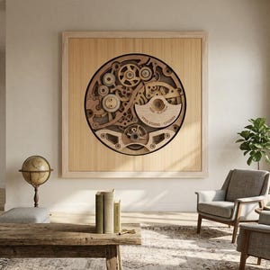 Puede incluir: Obra de arte mural de madera que representa un mecanismo de reloj detallado. El diseño circular presenta varios engranajes y componentes en tonos marrones y beige, sobre un fondo de madera clara. El texto "FIVE STUDIO" es visible.