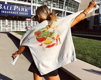 Sudadera de béisbol de Cincinnati, cuello redondo de inspiración vintage, regalo para fanáticos de los Reds, sudadera para el día del partido de béisbol, horizonte de la ciudad, talla grande.