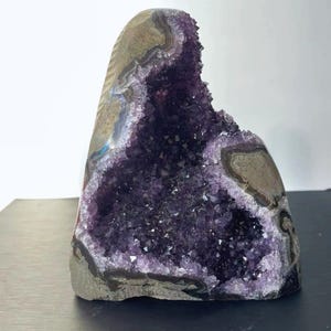 Geode di cristallo di ametista naturale: pietra curativa in quarzo grezzo per la decorazione della casa