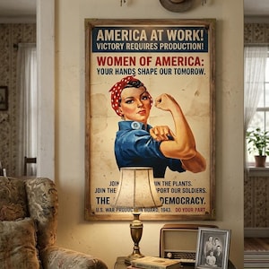 Puede incluir: Un póster vintage enmarcado con el texto "AMERICA AT WORK!" y "WOMEN OF AMERICA: YOUR HANDS SHAPE OUR TOMORROW." El póster muestra a una mujer flexionando su brazo. Una lámpara, una radio y una foto enmarcada están sobre una mesa.