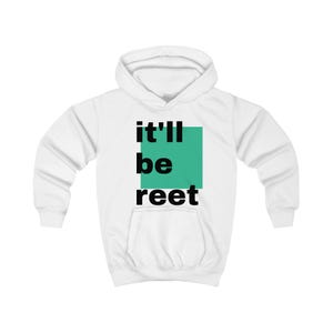Peut inclure: Sweat à capuche blanc avec une poche avant et un cordon de serrage. Le devant du sweat-shirt porte l'inscription "it'll be reet" en lettres noires sur un rectangle vert teal.