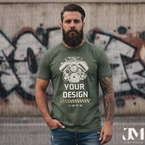 Könnte beinhalten: Olivgrünes T-Shirt mit weißem Motorgrafik-Design. Der Text "YOUR DESIGN HERE" ist unter der Grafik aufgedruckt. Das kurzärmlige Shirt hat einen Rundhalsausschnitt.
