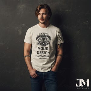 Könnte beinhalten: Cremefarbenes T-Shirt mit detaillierter schwarzer Grafik eines Motors. Darunter steht der Text "YOUR DESIGN HERE" in fetter, schwarzer Schrift. Das T-Shirt hat einen klassischen Rundhalsausschnitt.