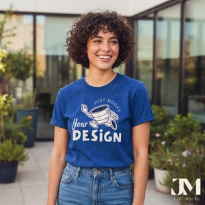 Kungsblå Gildan 5000 Damskjortor Modeller Framifrån Uteplats Trädgård | G5000 Flicka T-shirt Modell Utomhus Mjukt Dagsljus | Ren Livsstil Foto