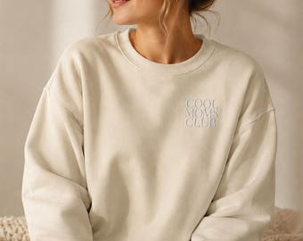 Cool Moms Club Pullover bestickt – Mama Sweater Damen – Cozy Mom Sweater – Geschenk für Mama – Creme Oversize Pullover