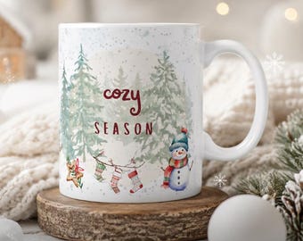 Cozy Season Tasse Winter – Weihnachtstasse mit Schneemann & Tannen | Winterliche Kaffeetasse | Geschenk zu Weihnachten