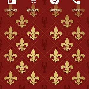 Puede incluir: Un diseño de fondo de pantalla rojo y dorado con motivos de flor de lis y langosta. El fondo de pantalla incluye iconos para Calendario, Fondo de pantalla, Cámara y Teléfono.