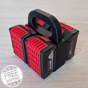Könnte beinhalten: Schwarzer und roter Werkzeug-Akkuhalter mit schwarzem Griff. Der Halter enthält vier 18V-Akkus. Die Akkus haben ein rotes und schwarzes Design. Der Halter ist zum Tragen der Akkus konzipiert.