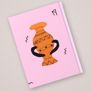 Puede incluir: Un cuaderno rosa con una ilustración de un jarrón naranja. El jarrón tiene asas negras y patrones decorativos. Formas en zigzag y angulares negras rodean el jarrón. Una forma angular negra está en la esquina superior derecha.