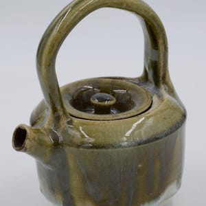 De "Ventripose" theepot: geëmailleerd in een heldergroene kleur, met een inhoud van 500 ml, is ideaal voor het zetten van een grote kom thee.