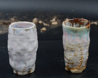 Tazas "Séraphine I": Este dúo de tazas, elaboradas artesanalmente, son aptas para té, café u otras bebidas.