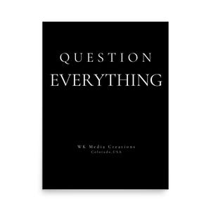Puede incluir: Un póster negro con texto blanco que dice "QUESTION EVERYTHING". Debajo del texto está el texto "WK Media Creations Colorado, USA". El póster es rectangular y tiene un acabado mate.
