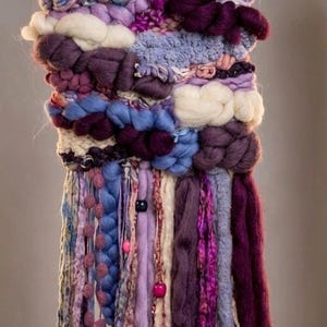 Tapiz de pared grande de macramé tejido a mano, texturas púrpura, azul y crema, decoración bohemia.