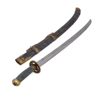 Peut inclure: Une épée incurvée avec une lame argentée et une poignée décorative. La poignée est enveloppée d'un matériau bleu-vert avec des accents dorés. Le fourreau est noir avec des garnitures dorées.