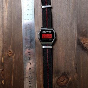 Custom Casio A158WEA-1EF Uhr, schwarz-rot gestreift, Display-Modifikation – NATO-Armband, Vintage-Digitaluhr F91W G-Shock Mod AE1200 AQ230 A168W Bild 9