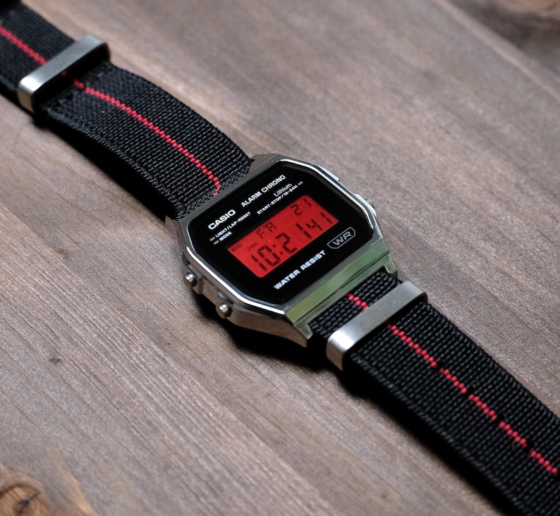 Custom Casio A158WEA-1EF Uhr, schwarz-rot gestreift, Display-Modifikation – NATO-Armband, Vintage-Digitaluhr F91W G-Shock Mod AE1200 AQ230 A168W Bild 5